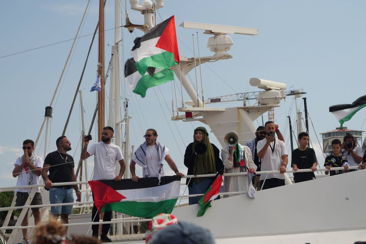 Moedige Nederlanders tarten Israëlisch-Amerikaanse oorlogsmachine met internationale vloot naar Gaza.