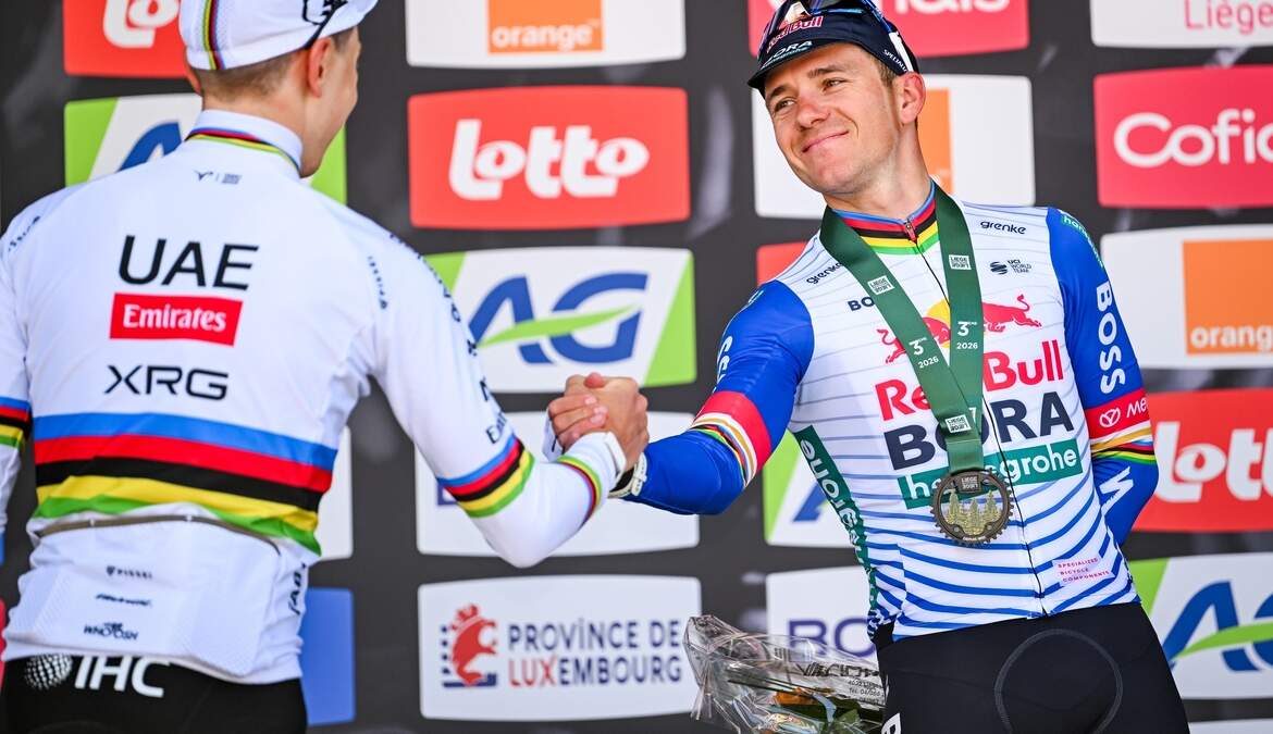 Moet Evenepoel nu blij zijn met het podium, of bezorgd om La Redoute? Bij Red Bull–BORA–hansgrohe kiezen ze voor optie één: “Remco heeft ballen getoond”.
