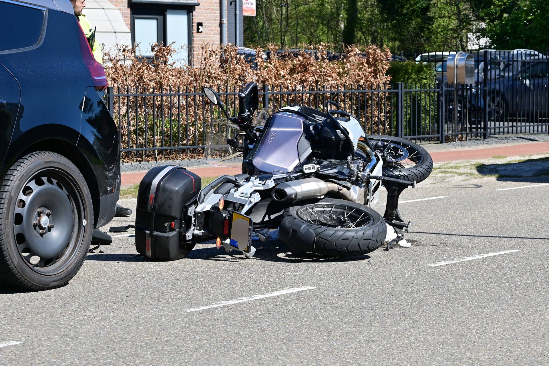 Motorrijder botst achterop auto en raakt gewond