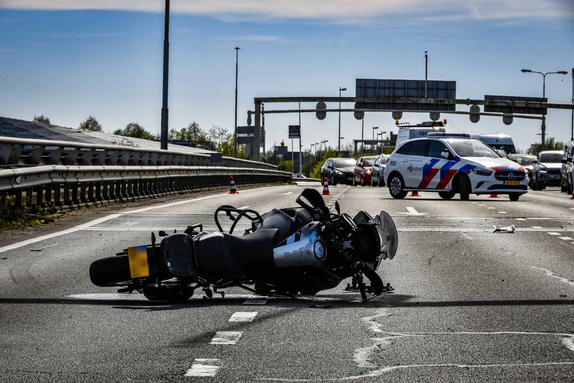 Motorrijder gewond na botsing met auto