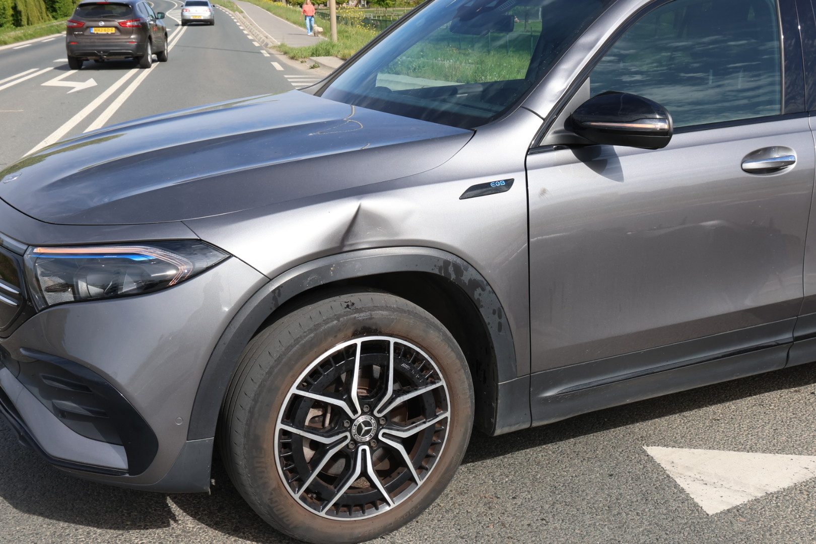 Motorrijder gewond na botsing tegen zijkant van auto