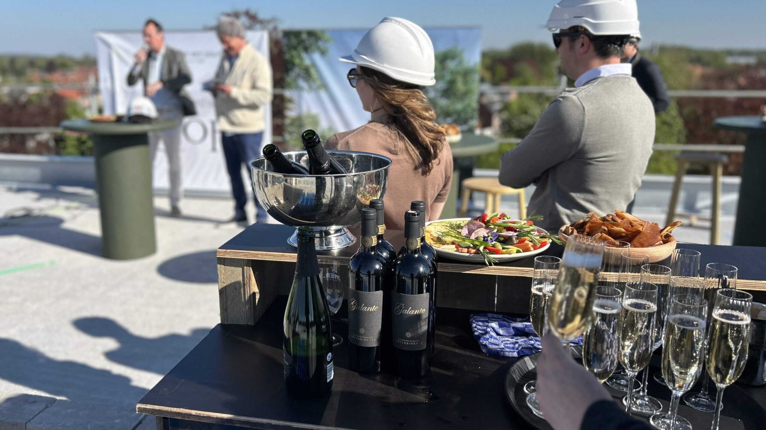 Nieuwe Kortrijkse stadswijk krijgt vorm: Loof bereikt hoogste punt, eerste bewoners binnenkort welkom.