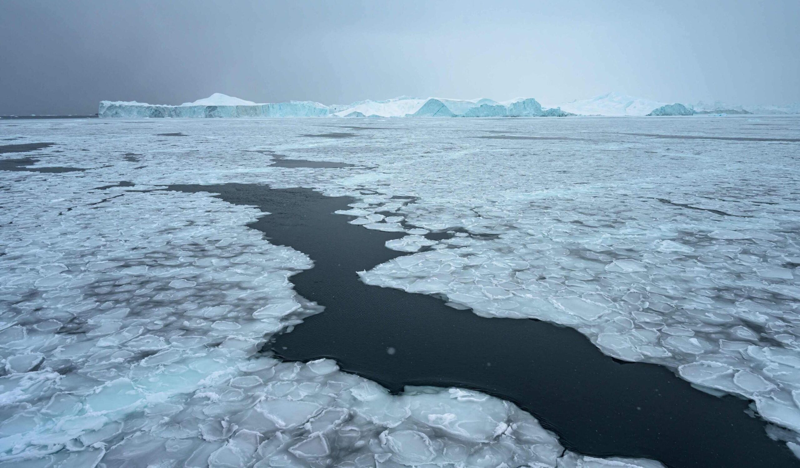 Oceaantemperaturen bijna op recordniveau terwijl Arctisch zee-ijs historisch laag blijft.