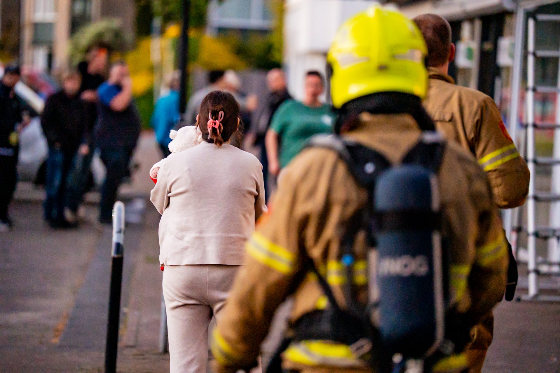 Opslaghok afgebrand door onkruidbrander, winkelgevel beschadigd