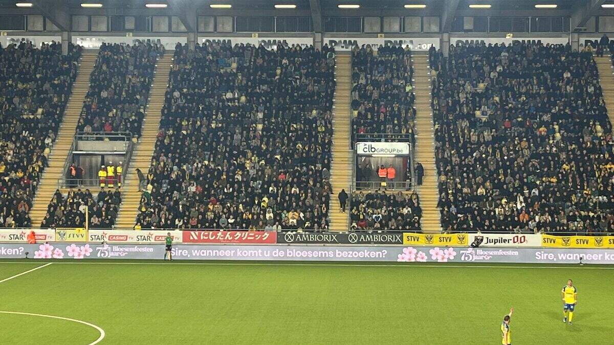 Opvallende boodschap tijdens match STVV - Club Brugge. “Sire, wanneer komt u de bloesems bezoeken?”.