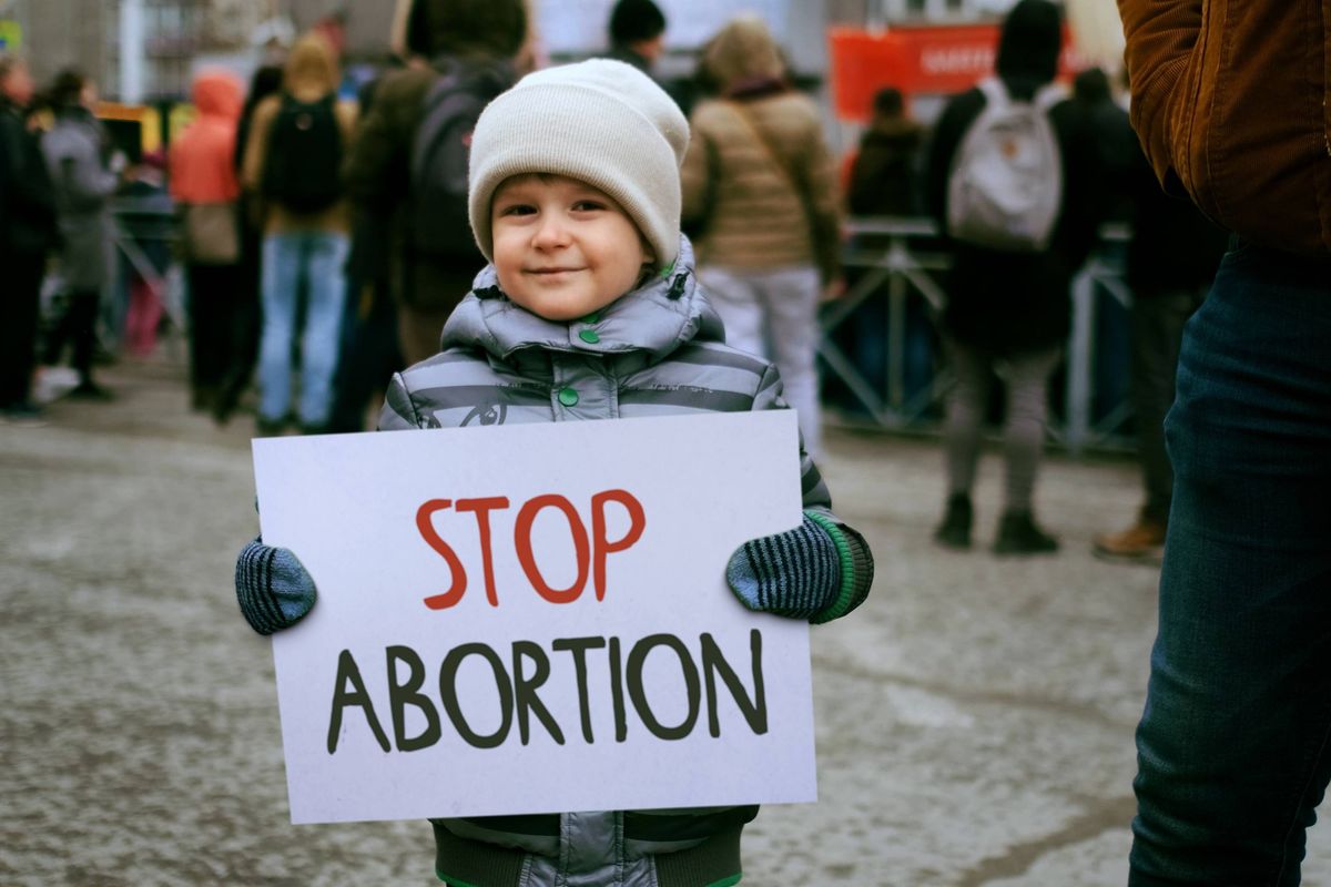 Orwelliaanse taalpolitie FIOM wil abortusmoord witwassen met walgelijke nieuwe 'mediarichtlijn'.