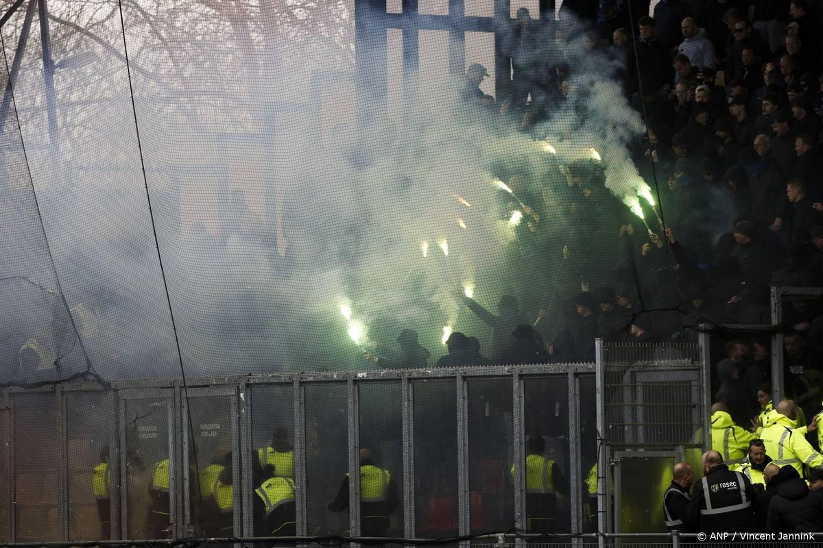 Partijen teleurgesteld over ontruiming uitvak tijdens IJsselderby.