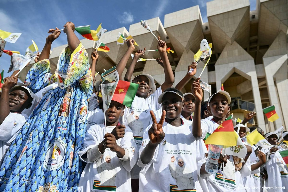 Paus feestelijk onthaald in Kameroen.