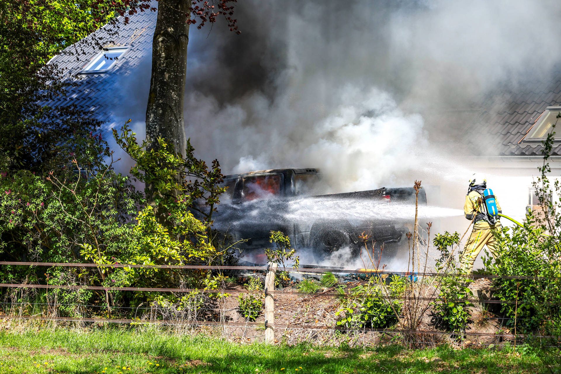 Pickuptruck volledig uitgebrand op oprit