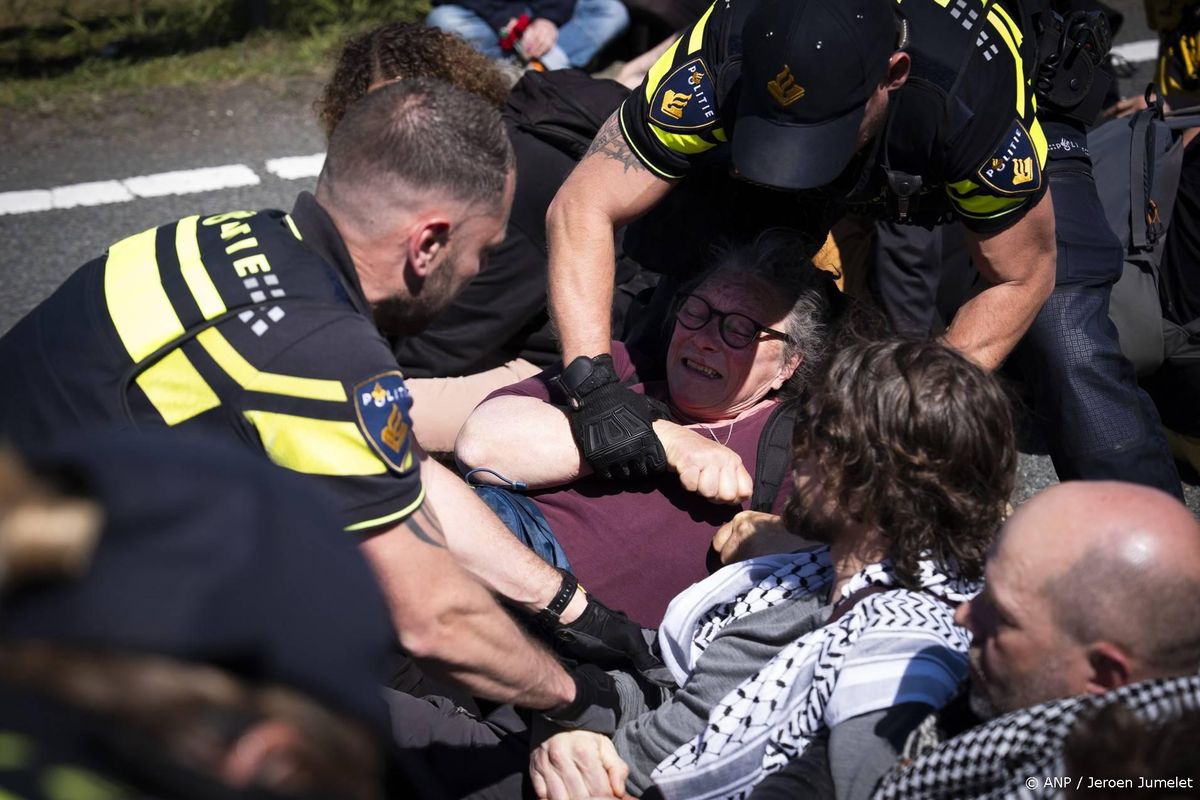 Politie houdt ruim 200 demonstranten aan na XR-blokkade A12.