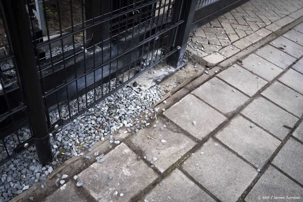 Politie onderzoekt explosie Nijkerk en zoekt in zwart geklede man.