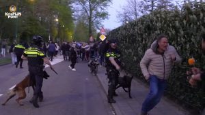 Politie zet “zonder waarschuwing vooraf” honden in bij azc-protest in Loosdrecht: “Ziek land”.