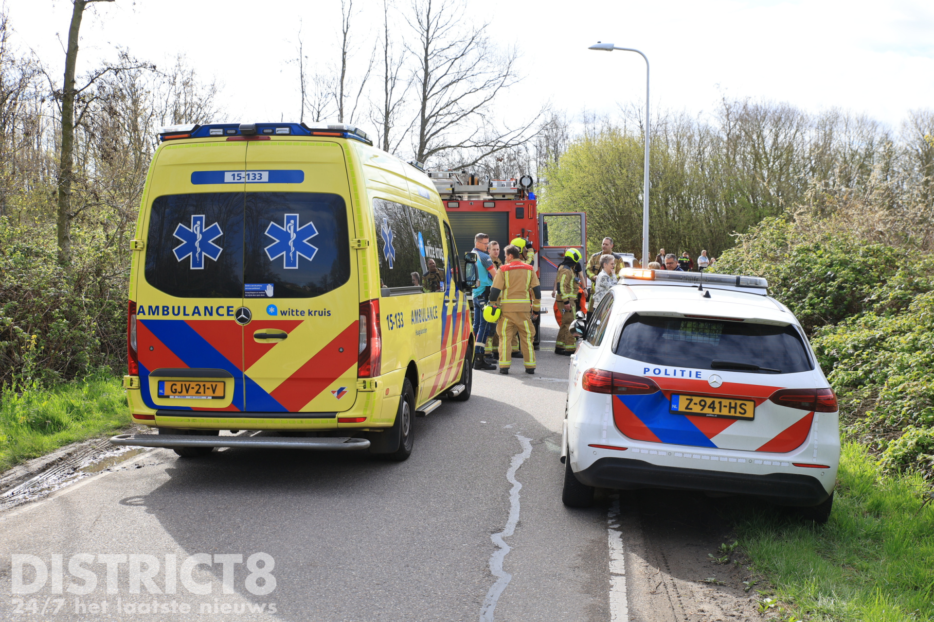 Porsche raak te water na ongeval met vuilniswagen Burgerdijkseweg De Lier