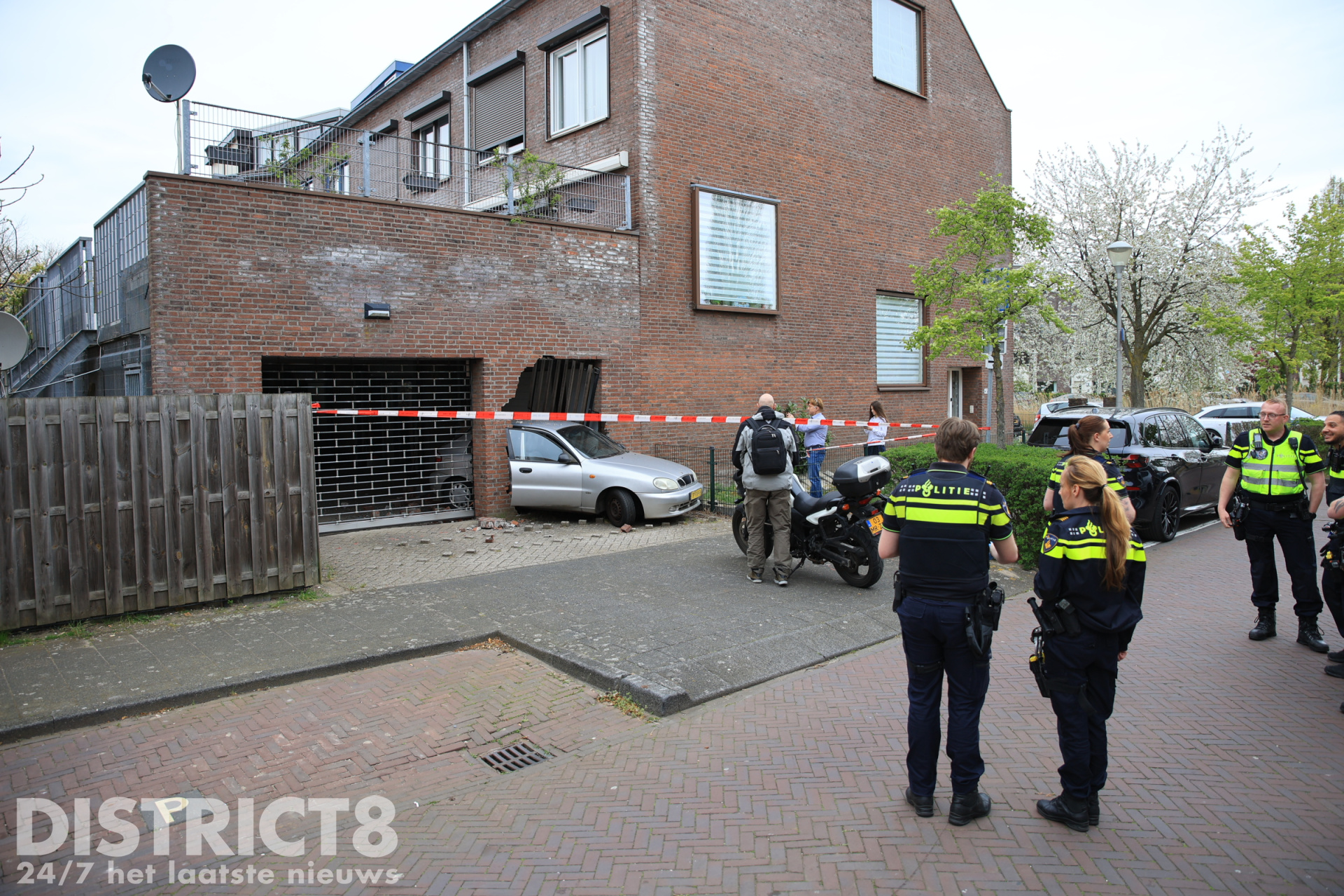 Rijbewijs ingenomen nadat vrouw met auto door muur heen rijdt Scheepensstraat Den Haag