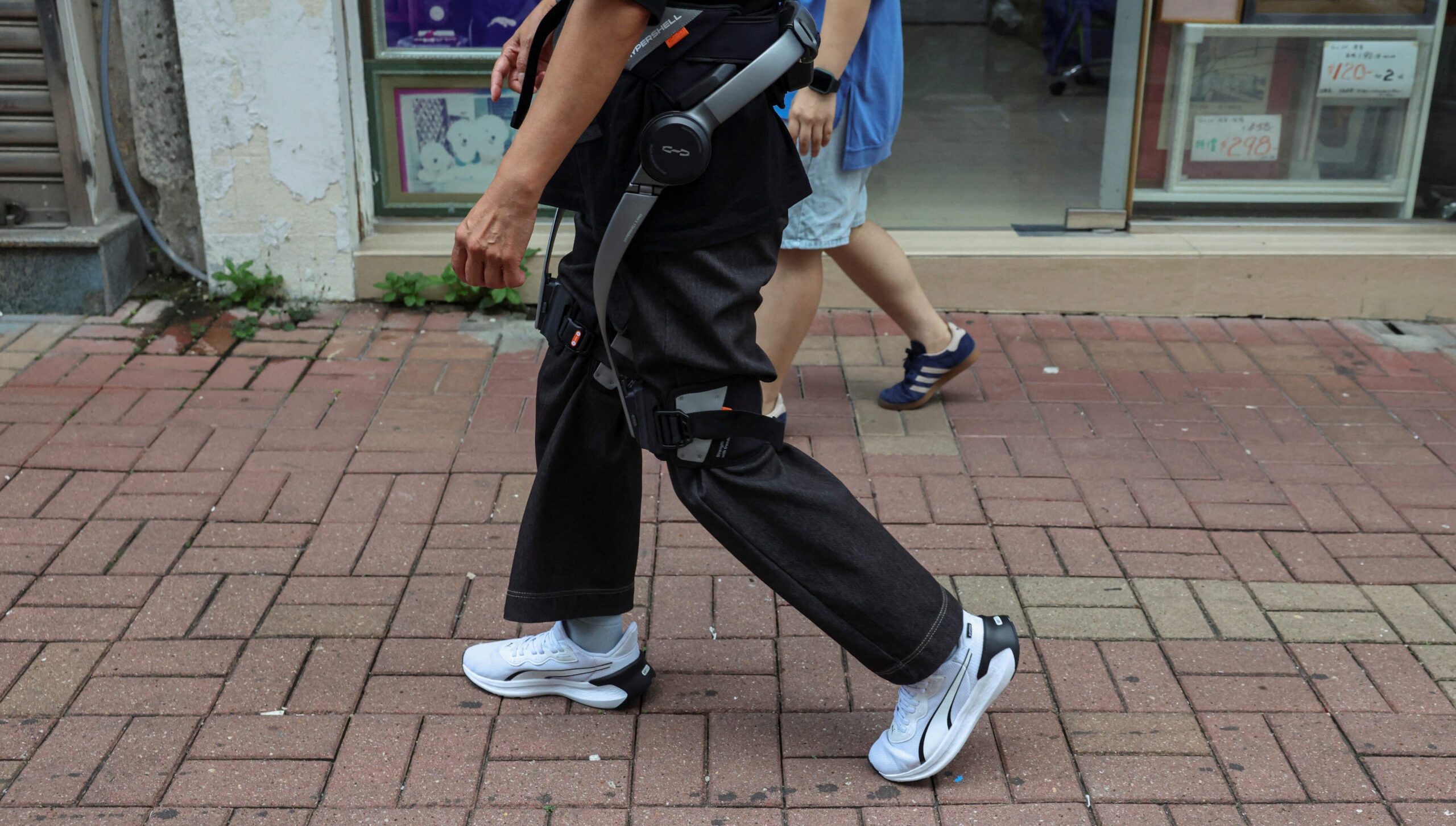 Robotbenen helpen oudere brandslachtoffers in Hongkong terugkeren naar appartementen om bezittingen op te halen.