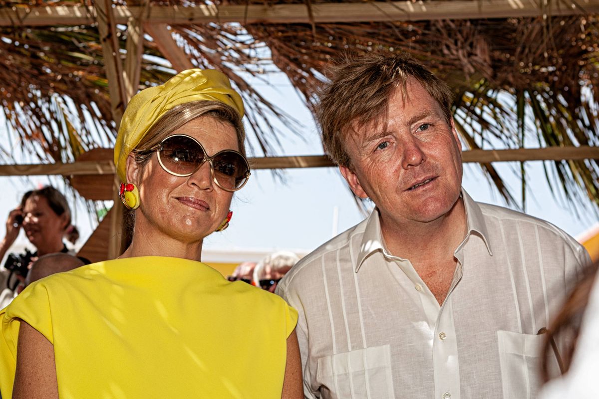 Schandaal: koningspaar bezoekt schimmige Bilderbergconferentie en buigt voor Trump.