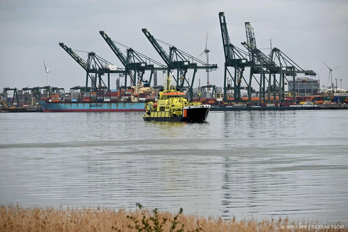 Schelde weer open voor scheepvaart na olielek Antwerpen.