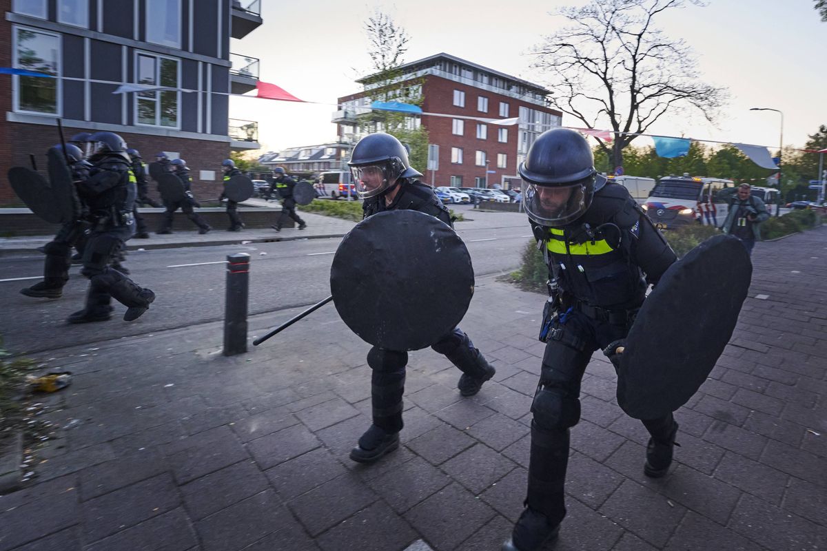 Schokkende Telegraaf-video onthult politiegeweld in Loosdrecht: 'Mijn man is in elkaar geslagen door de politie'.
