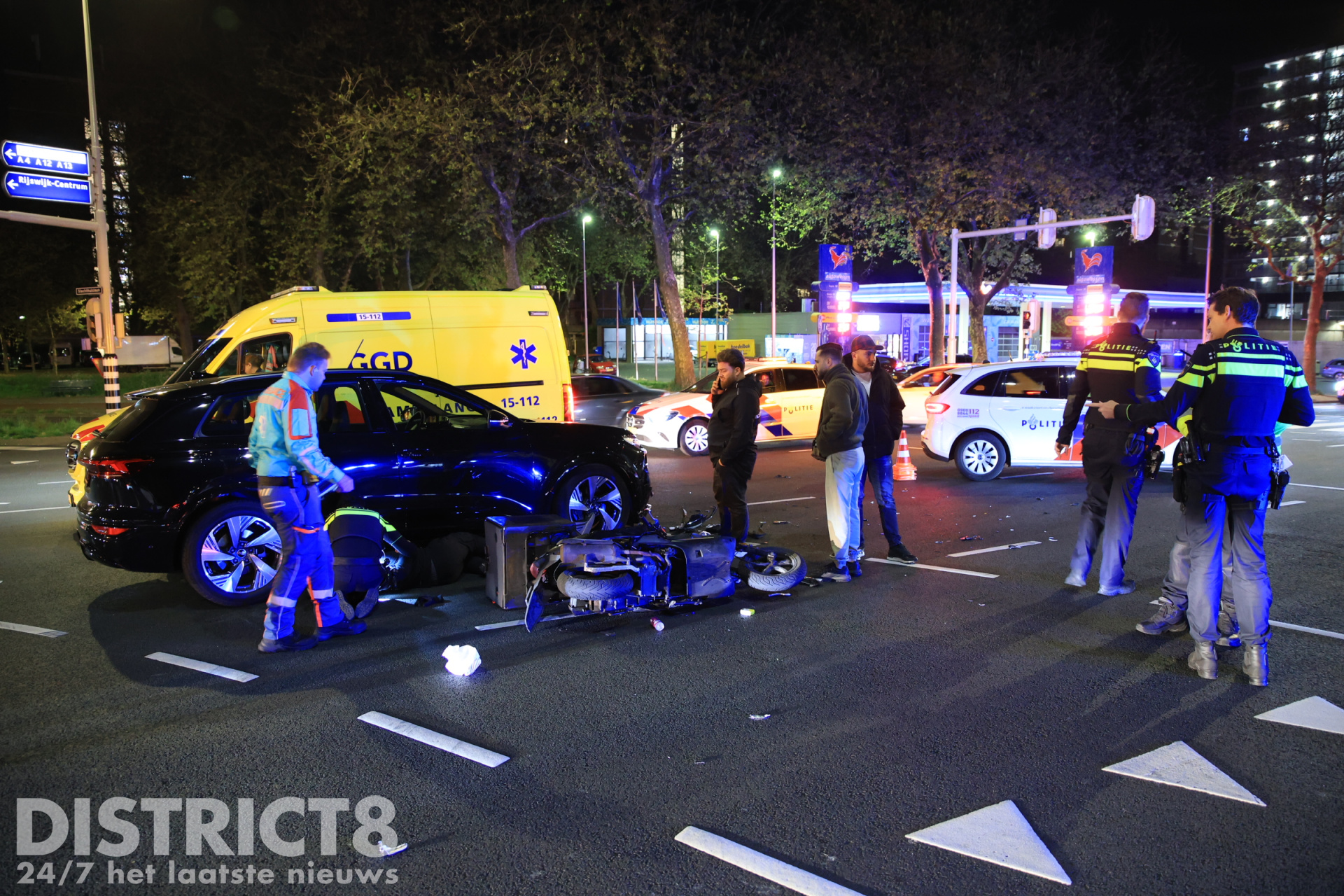 Scooterrijder gewond na botsing met auto Neherkade Den Haag