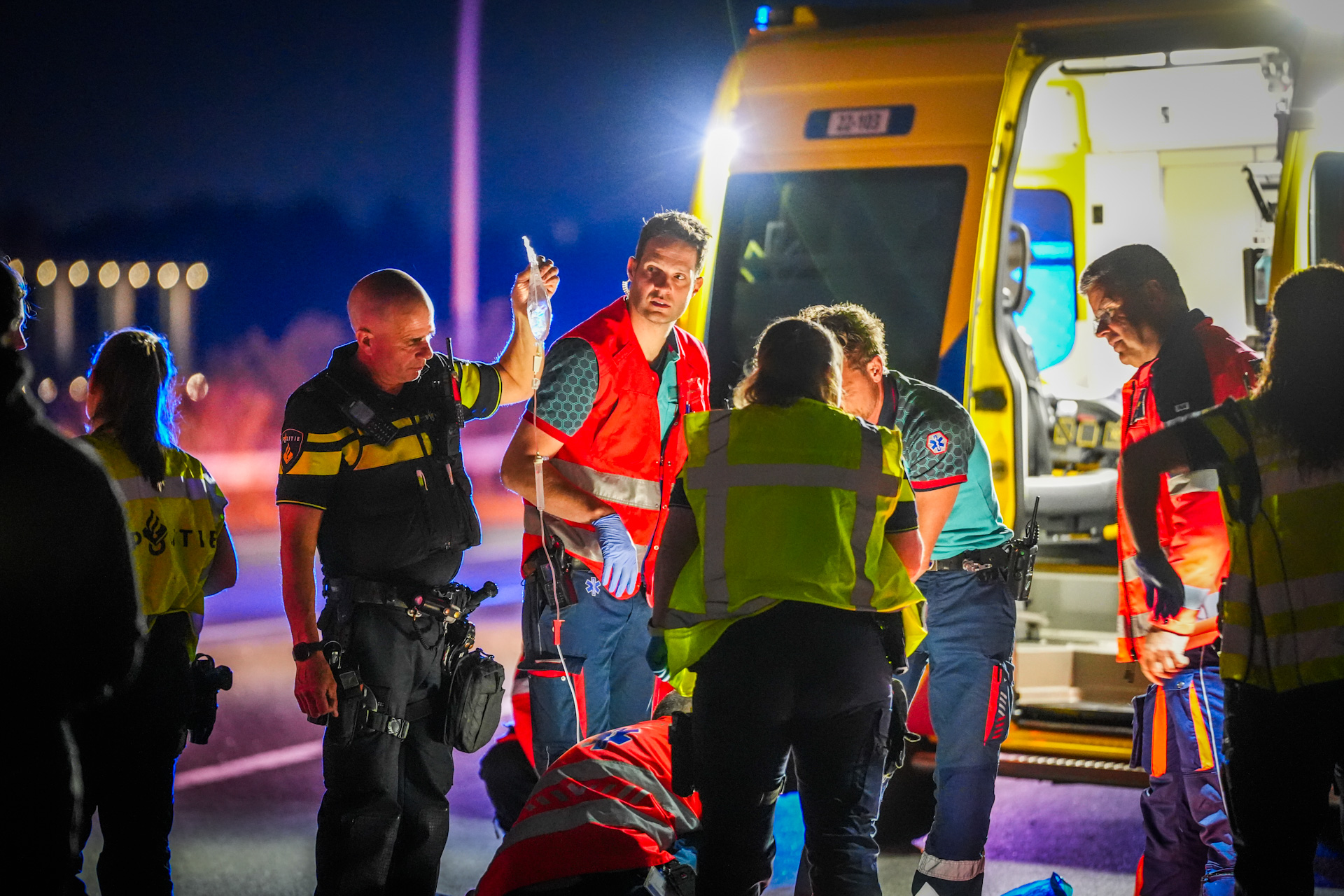 Snelweg afgesloten na ernstig ongeval met motorrijder, politie zoekt doorrijder