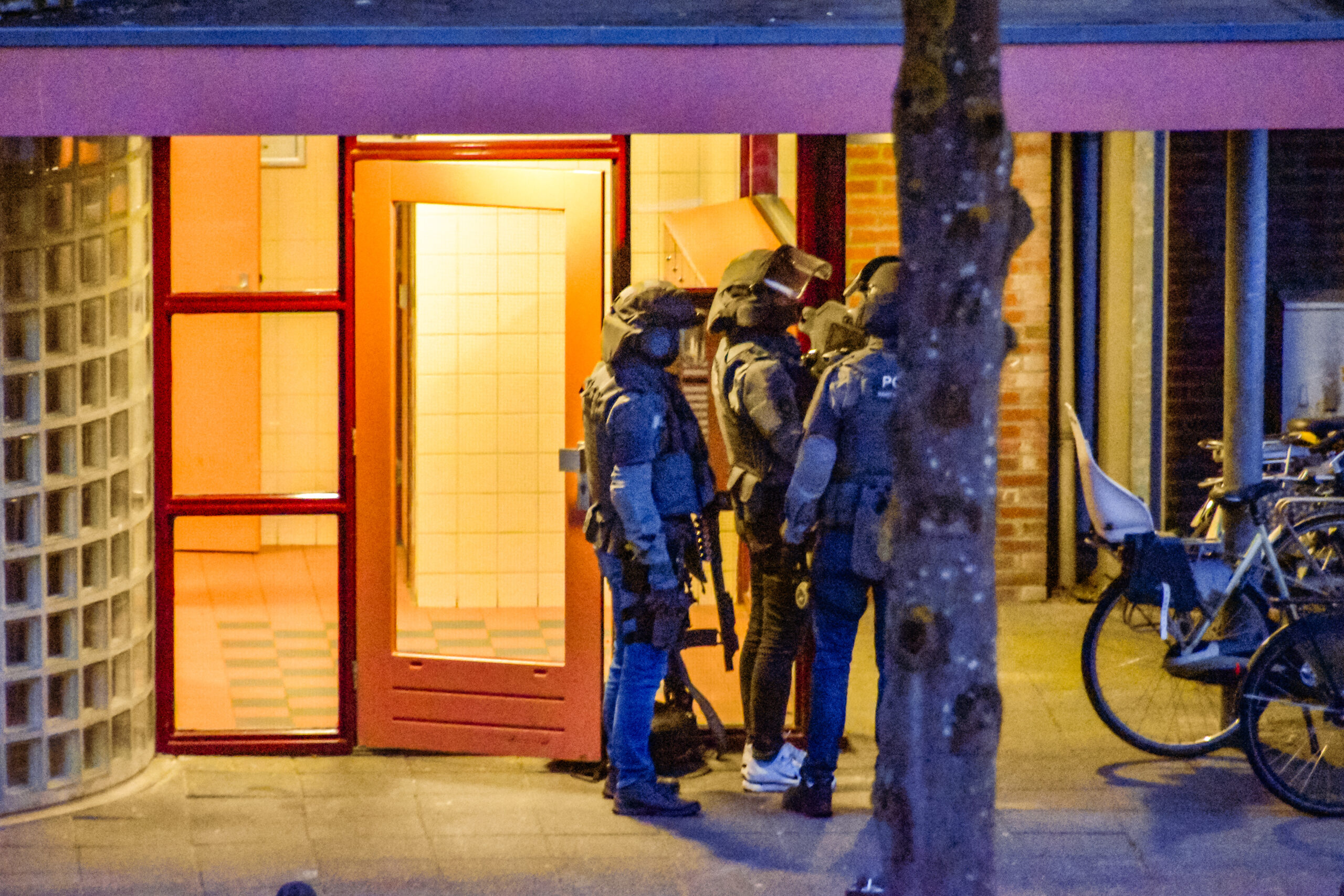 Speciale eenheden omsingelen woning en proberen persoon eruit te praten