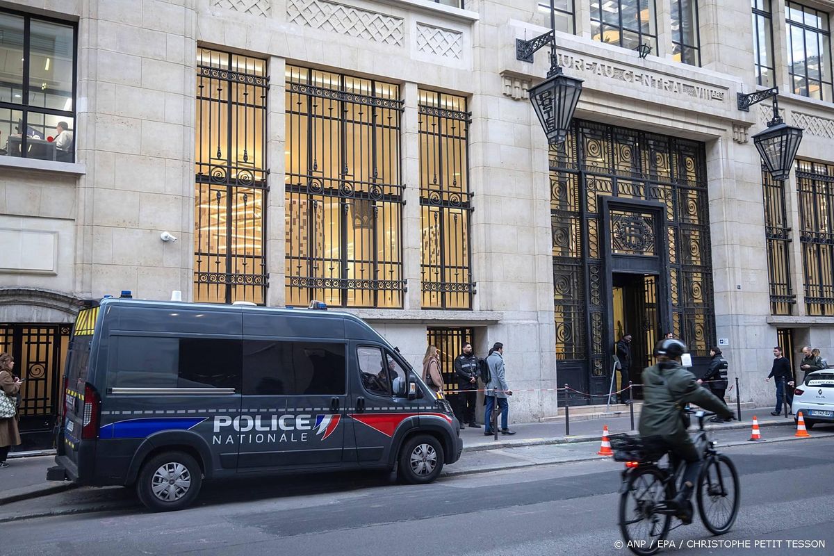 Terrorisme-onderzoek om explosief bij Bank of America in Parijs.