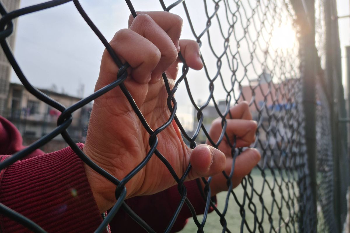 Totale verrotting van de rechtsstaat: Gevangenisbaas Arnhem smokkelde zelf coke en telefoons naar binnen.