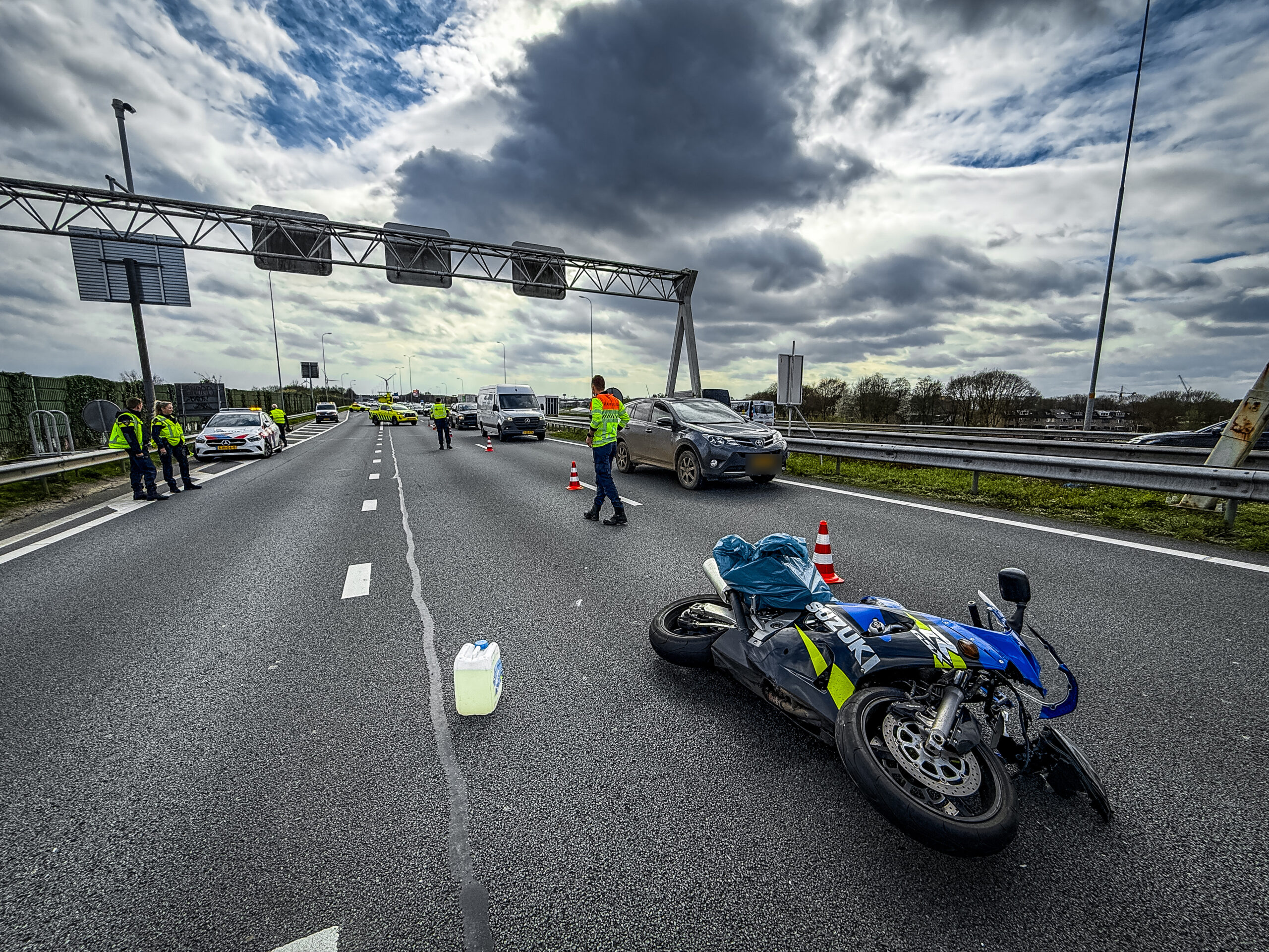 Traumahelikopter ingezet na ernstig ongeval tussen motor en auto op snelweg