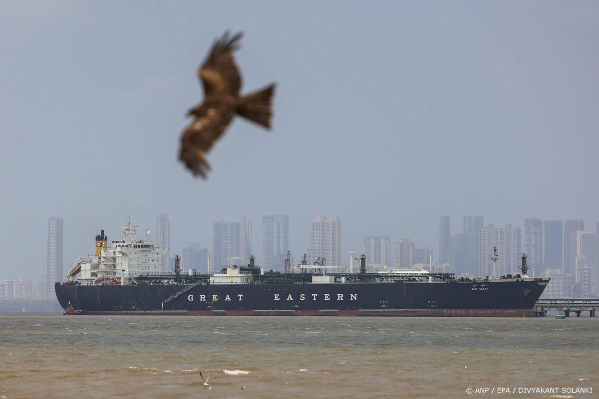 Trump geeft Iran tot dinsdagavond om Straat van Hormuz te openen.