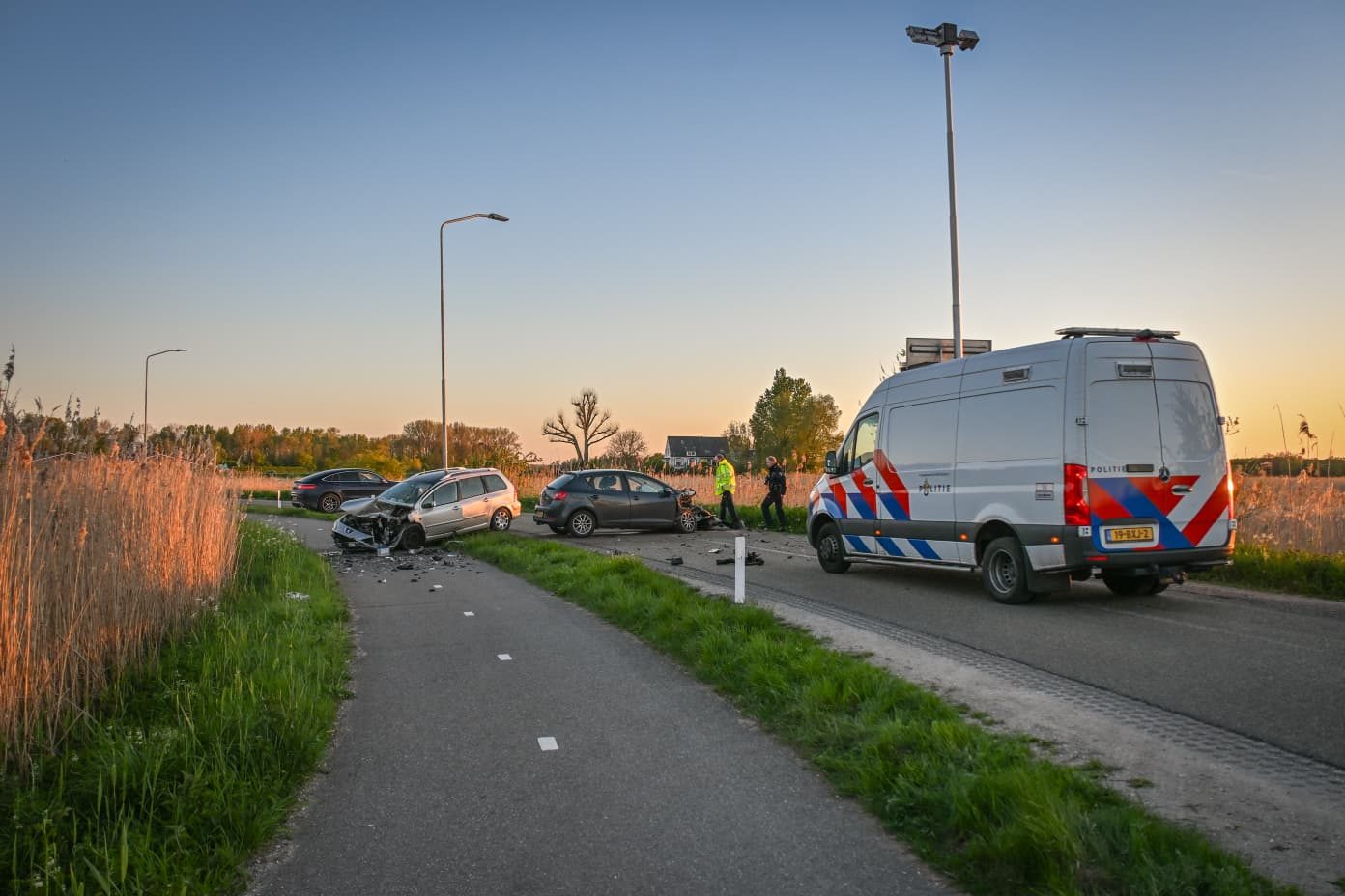 Twee auto’s frontaal op elkaar gebotst