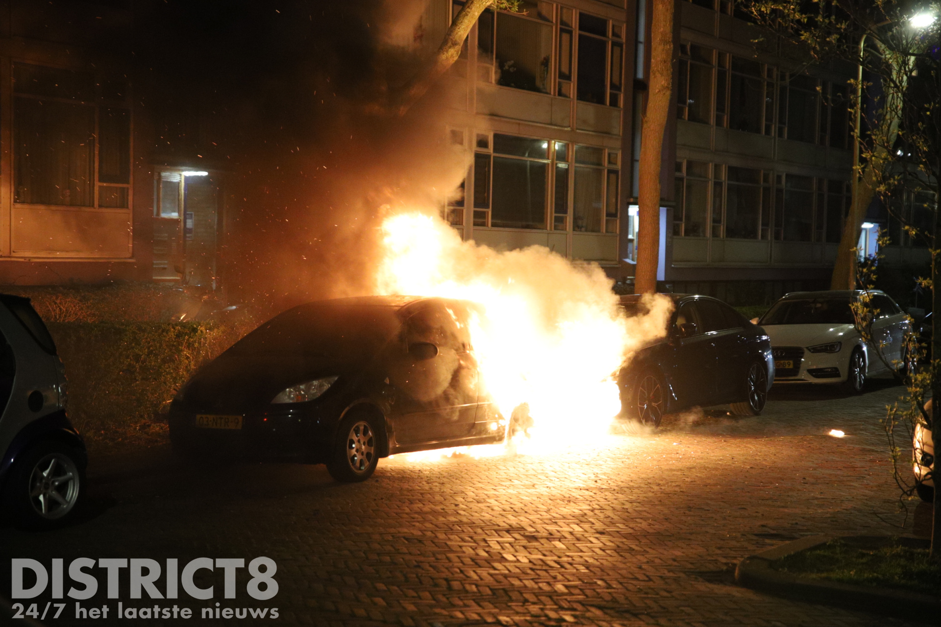 Twee geparkeerde auto’s gaan in vlammen op bij flinke autobrand Coevordenstraat Den Haag