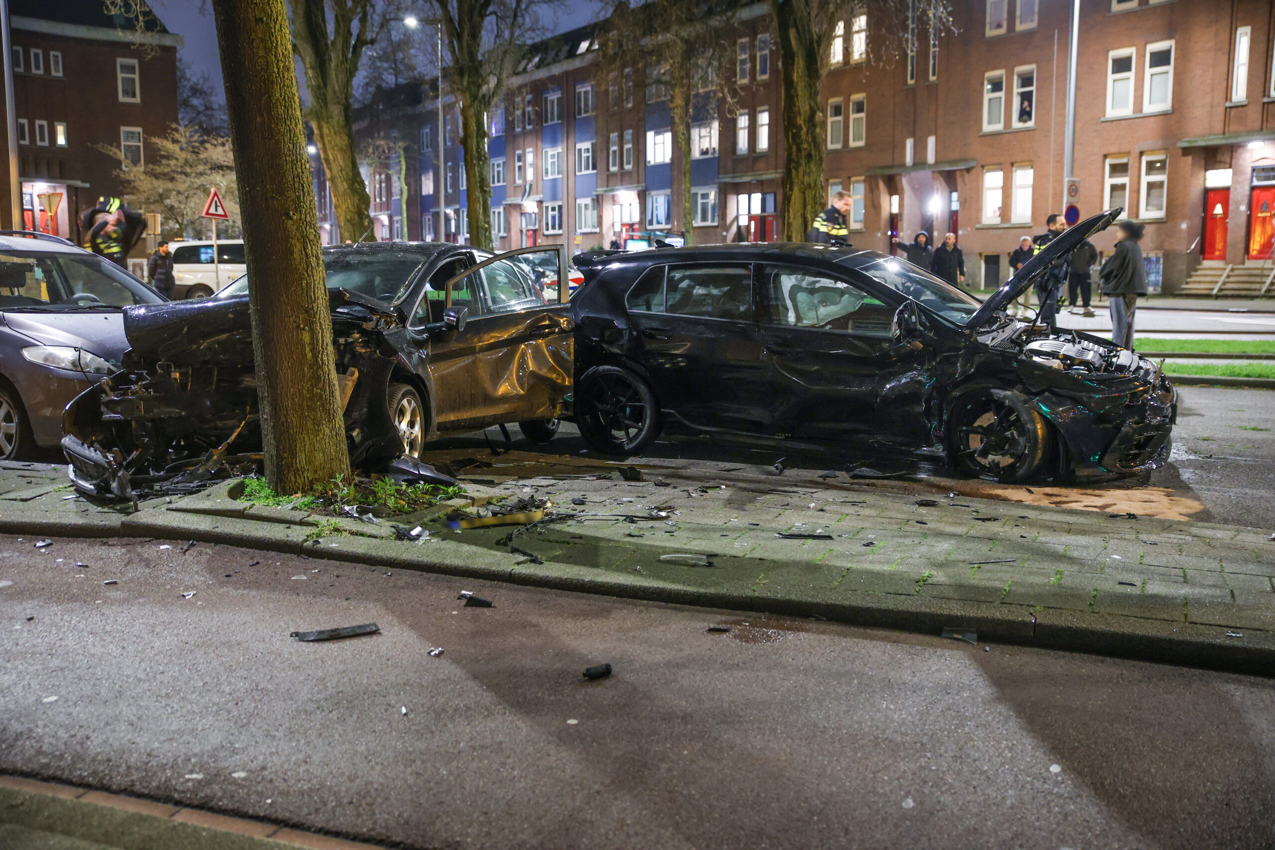Twee gewonden na botsing met meerdere voertuigen, auto eindigt tegen boom