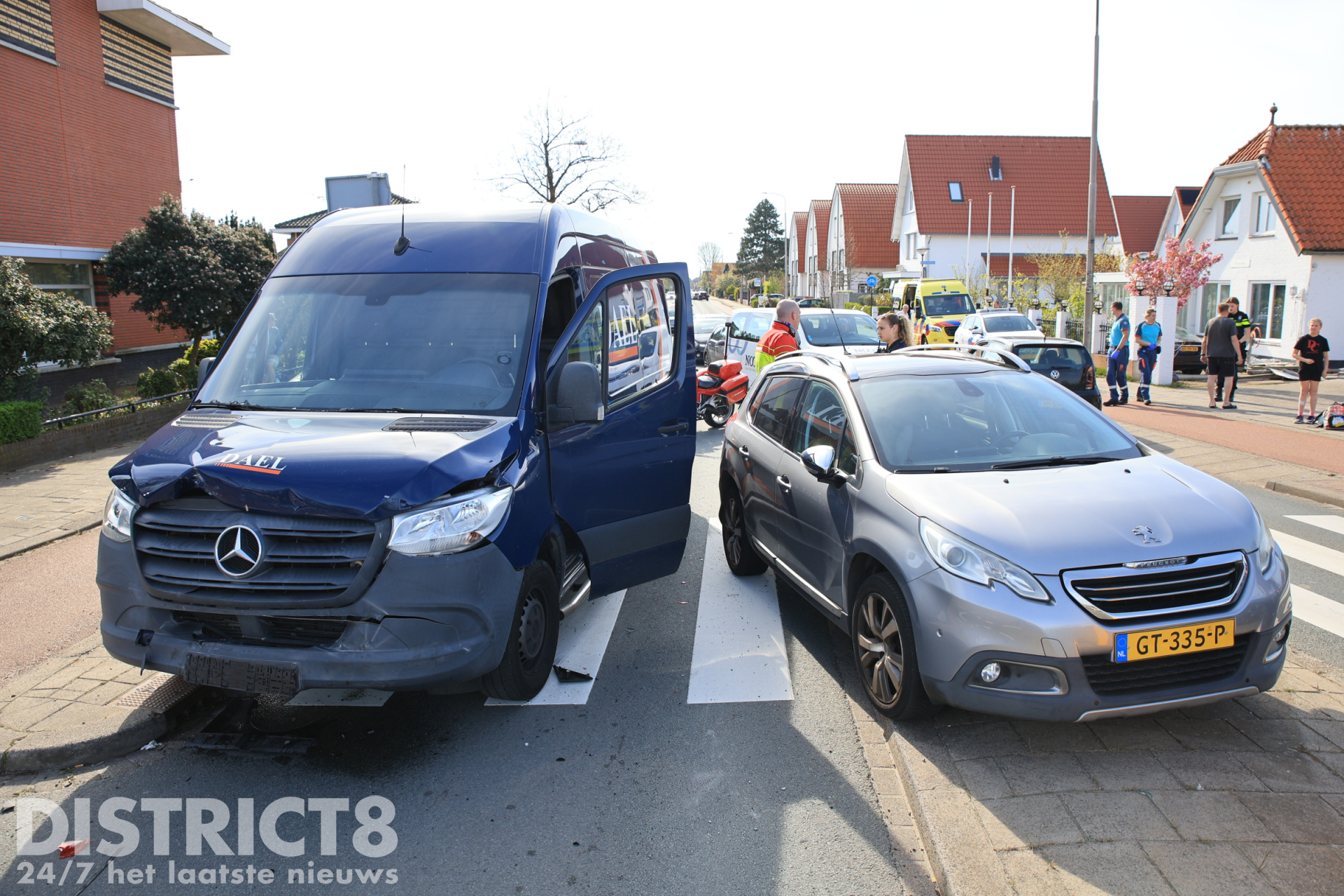 Twee kinderen gewond na aanrijding tussen personenauto en busje Oosteinde Den Haag