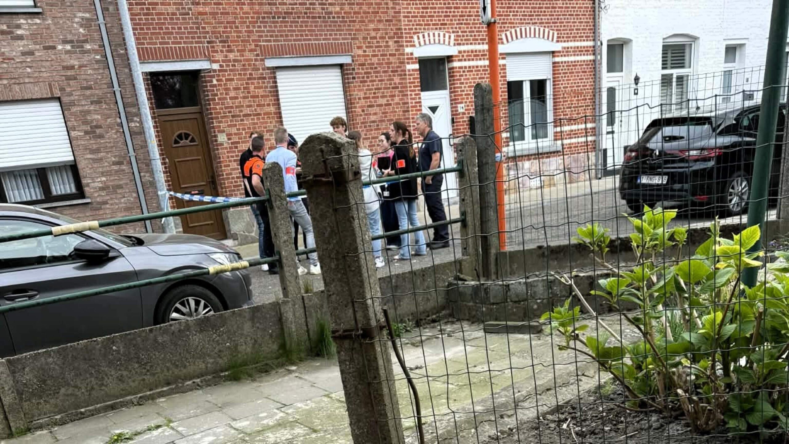 Twee levenloze lichamen aangetroffen in woning in Tienen: “Meerderjarige kinderen hebben kogelinslag in ouderlijk huis gemeld”.