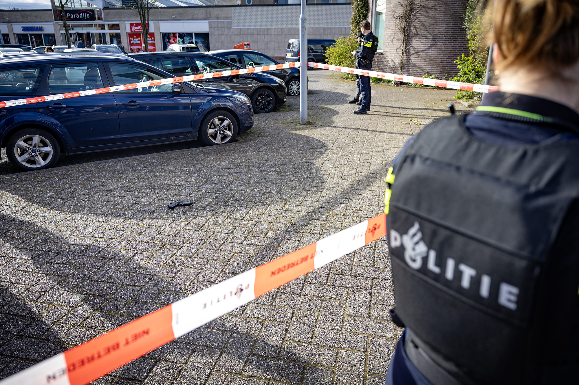 Twee verdachten vluchten na overval op tabakszaak, vuurwapen gevonden