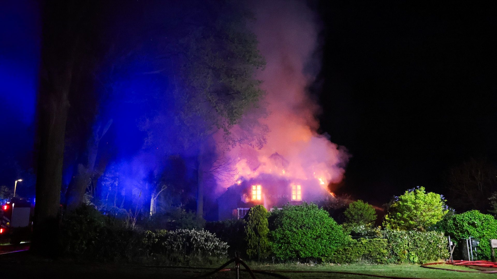 Uitslaande brand verwoest woonboerderij met rieten kap