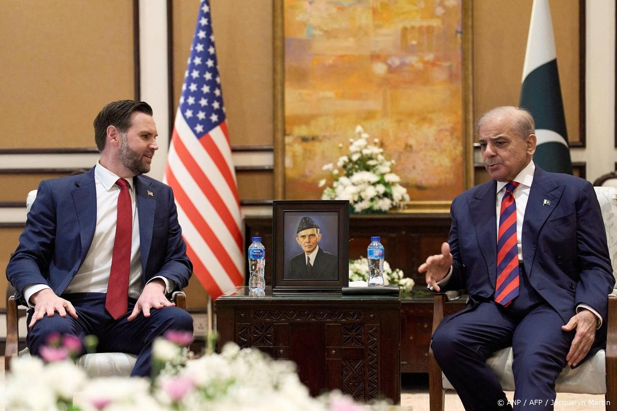 Vance vertrekt uit Pakistan na 'laatste en beste bod' aan Iran.