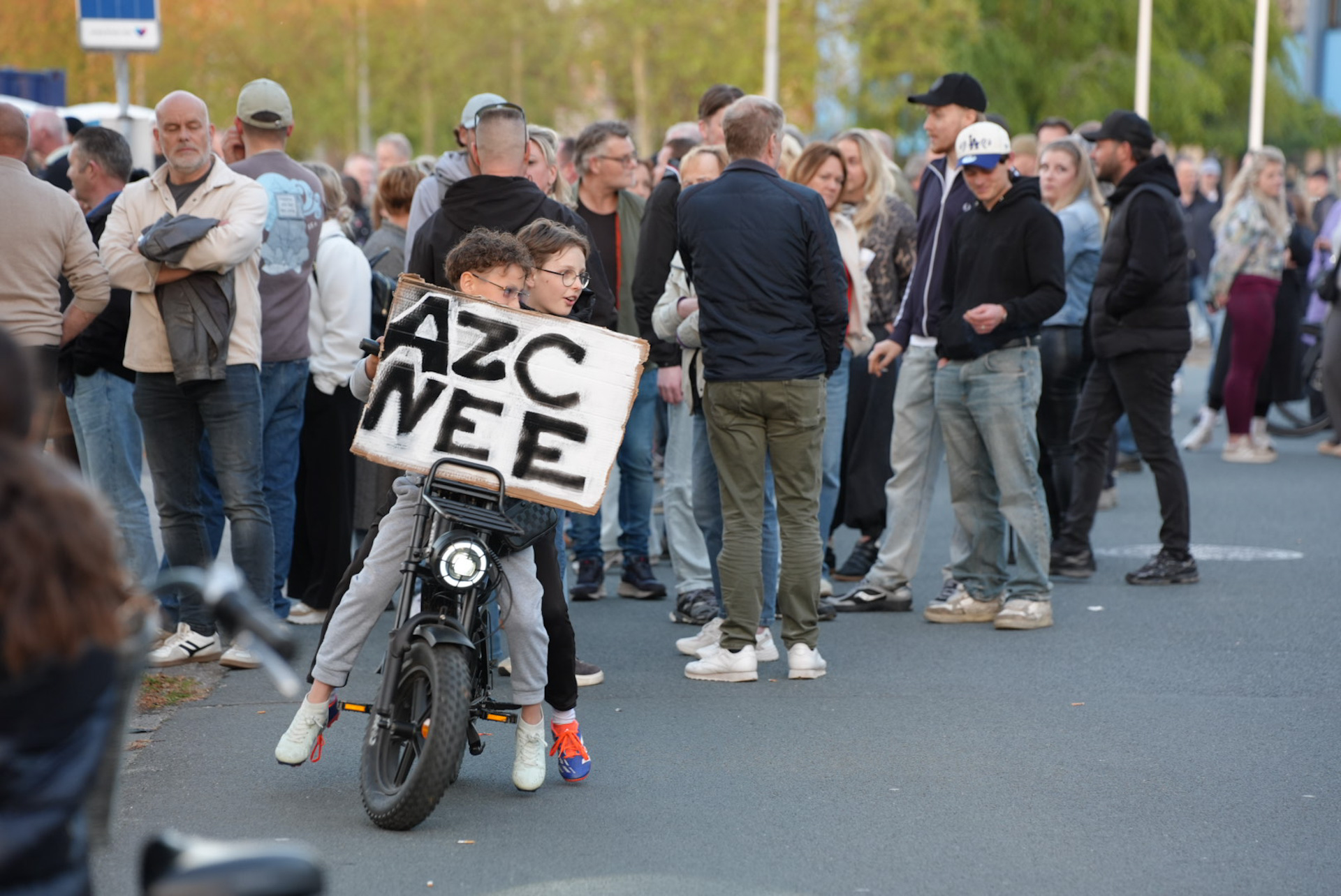 VIDEO: Honderden demonstranten aanwezig bij bijeenkomst over mogelijke komst azc