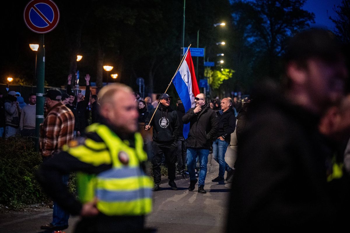 Volk komt in verzet: Gemeente Loosdrecht bindt in na massale protesten en schrapt deel asielopvang.
