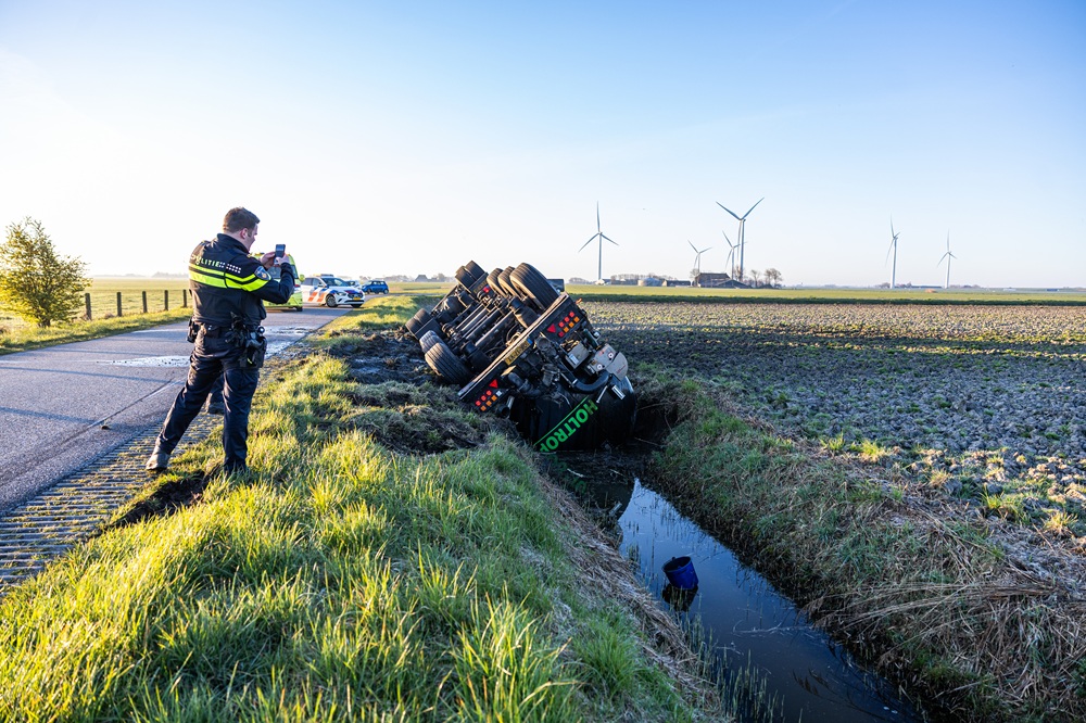 Vrachtwagen belandt op z’n kop in sloot