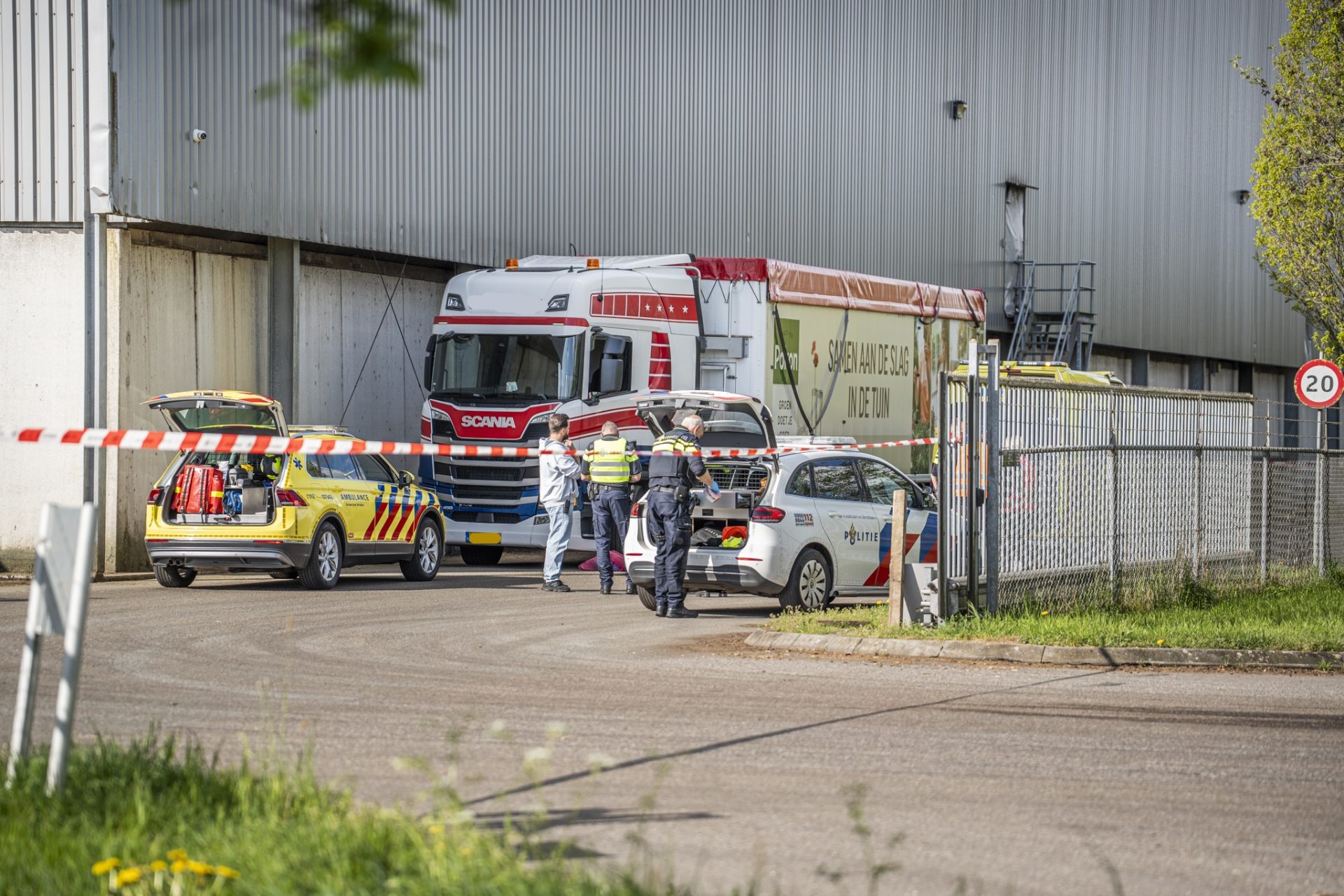 Vrachtwagenchauffeur overleden, politie doet onderzoek