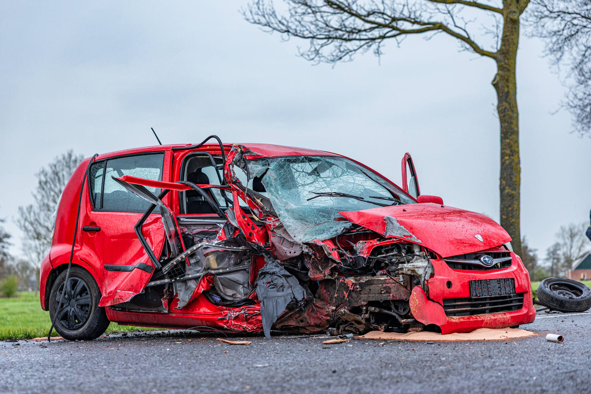 Vrouw raakt gewond bij botsing met boom