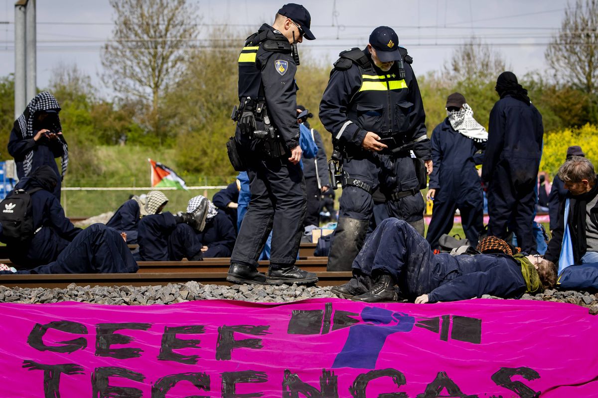 Werkschuwe extremisten gijzelen Betuweroute: overheid treedt weer eens te laat op.