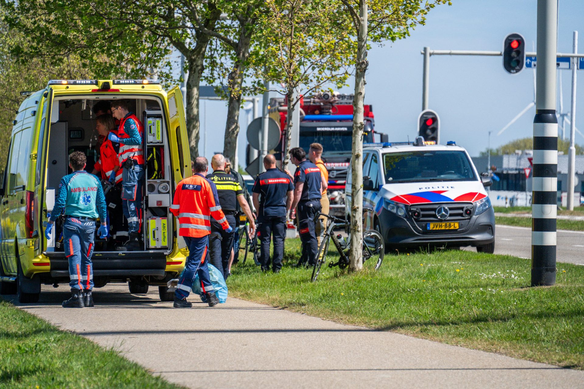 Wielrenner zwaargewond na val van fiets