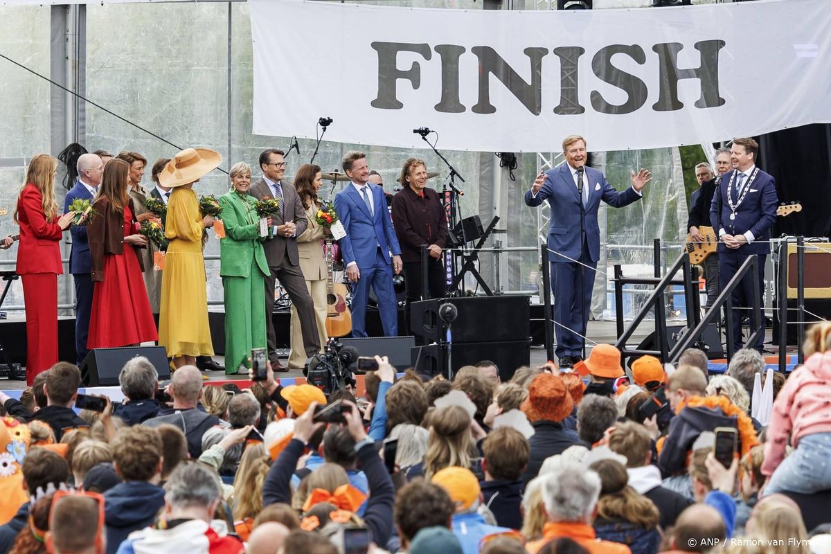 Willem-Alexander sluit 'onvergetelijke Koningsdag' in Dokkum af.
