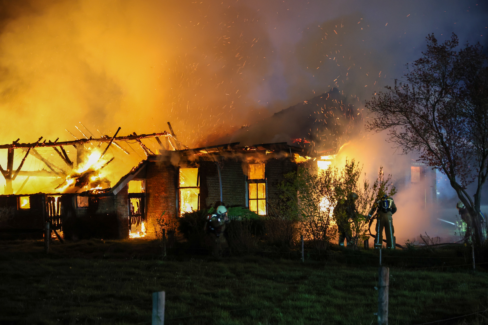 Woonboerderij volledig in brand