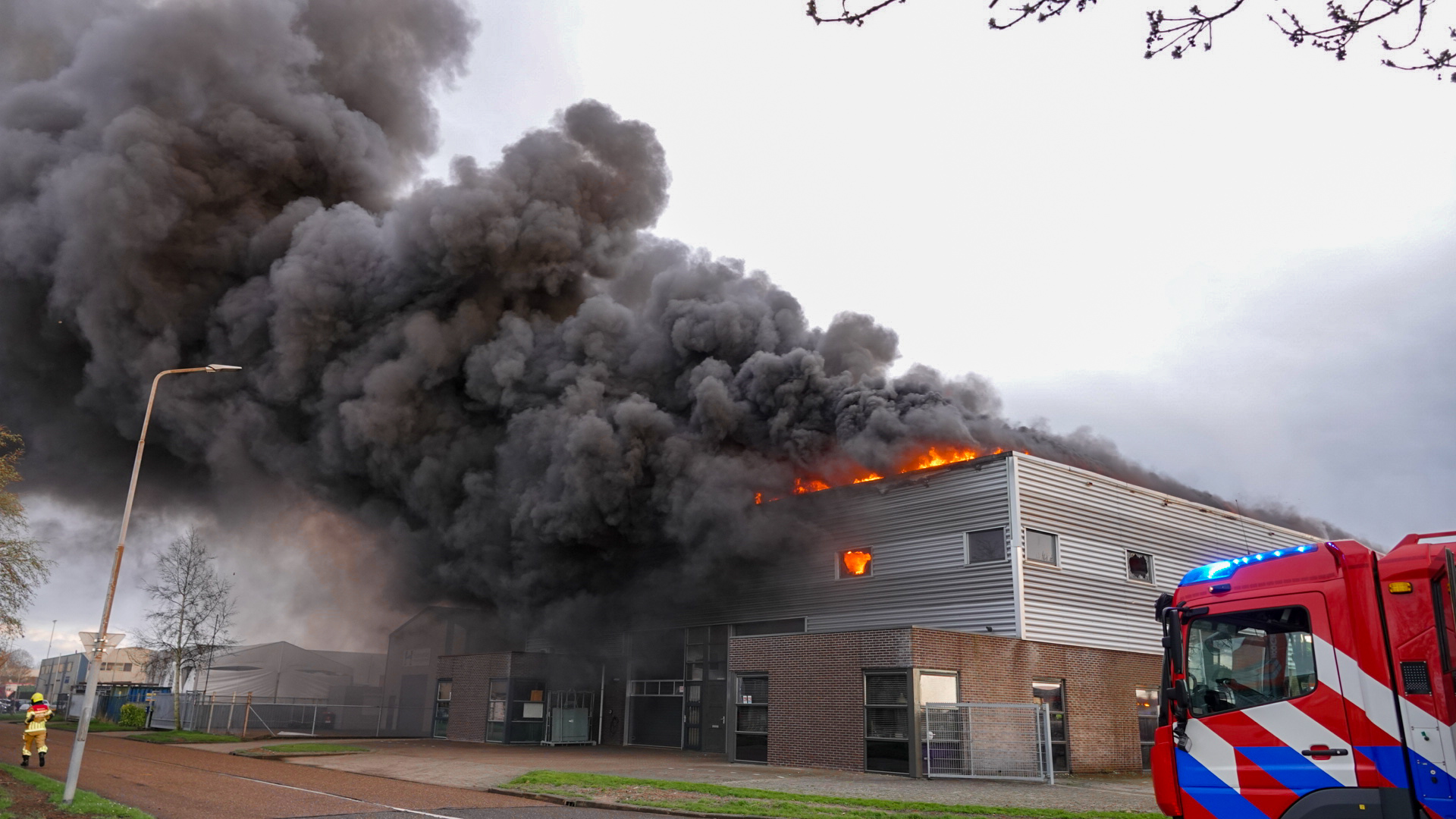 Zeer grote brand op industrieterrein zorgt voor forse rookwolk