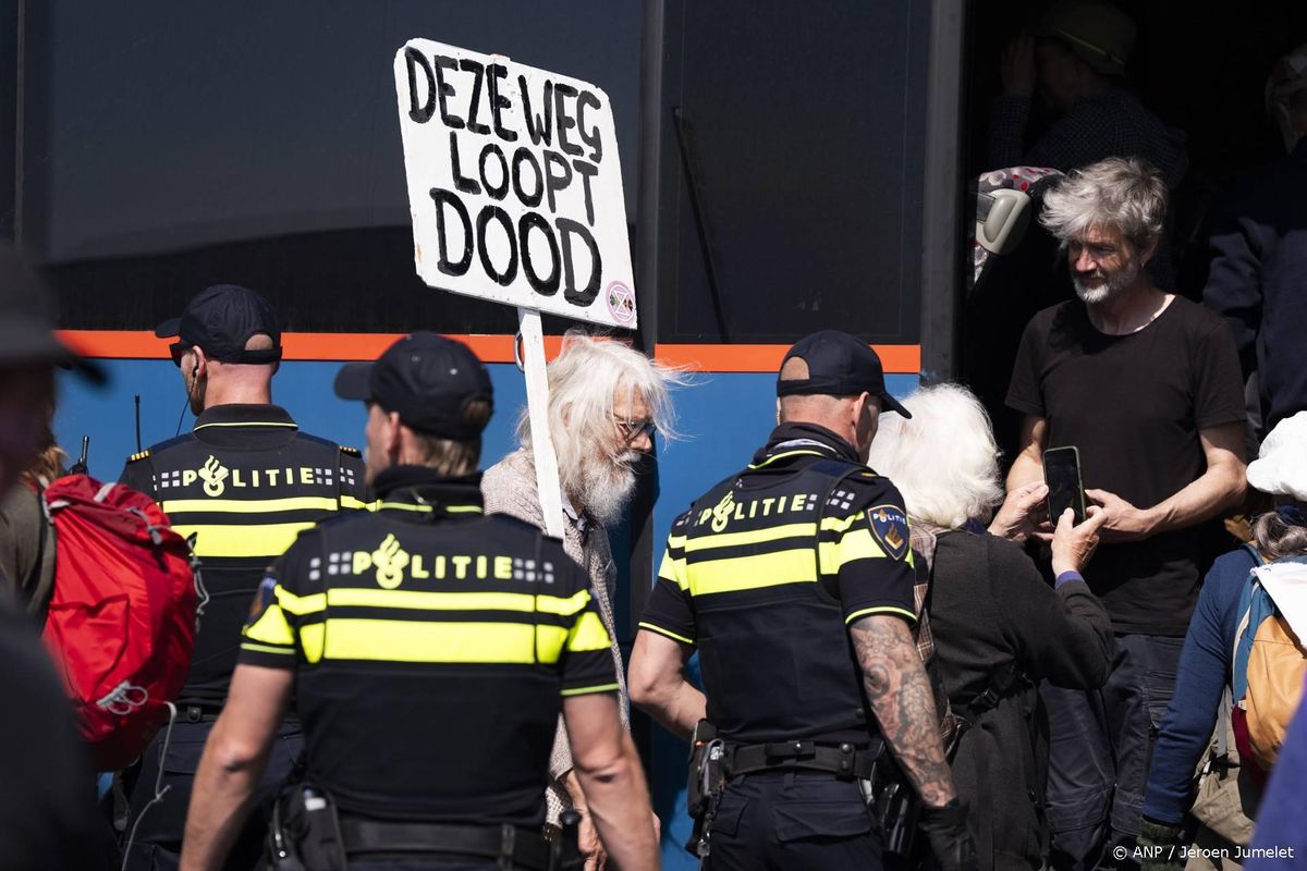 Zes bestuurders die nog vastzaten na A12-blokkade vrijgelaten.