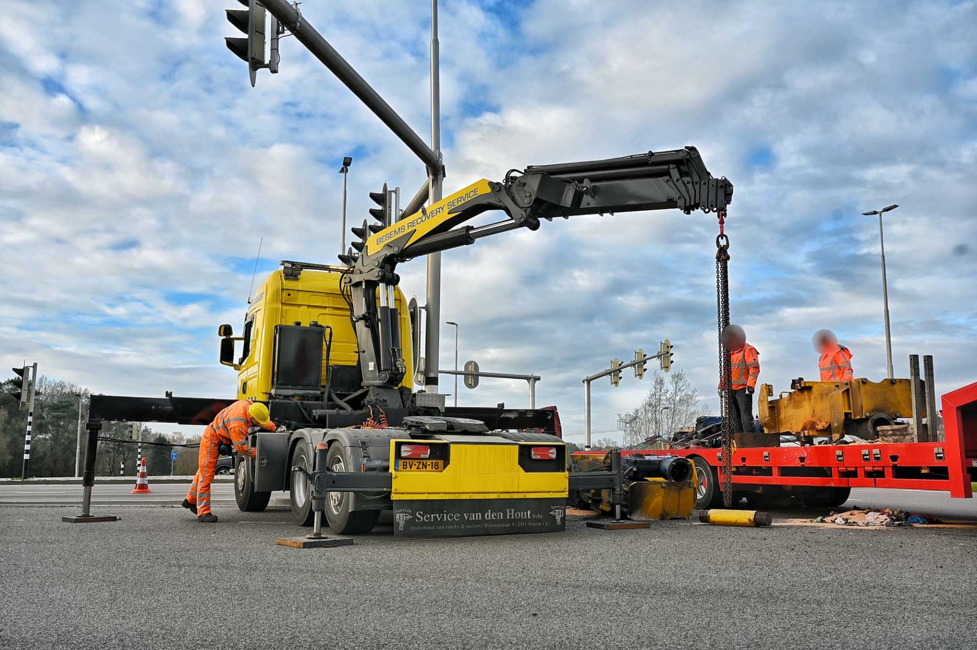 Zwaar kraanonderdeel valt van vrachtwagen