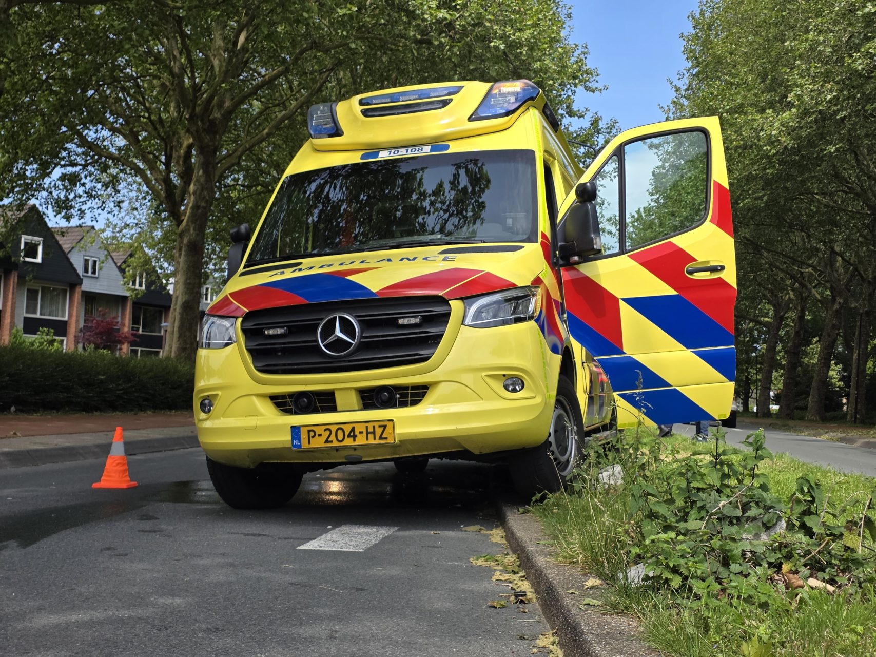 Ambulance raakt vast op betonblokken bij spoedrit